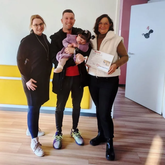 Menschen helfen Menschen - eine wunderbare Partnerschaft beginnt!

Die beiden Vereine von DeinSportherz e.V. und @haus_atemzeit ermöglichen Geschwisterkindern eine Auszeit von ihren Sorgen zu nehmen. 

Der Spaß an Bewegung steht im Vordergrund. 

Gründer + Initiator Marco Kaestle überreichte Geschäftsführerin Anett Wiese und der 2. Vorstandsvorsitzende Nina Jäger das Zertifikat von DeinSportherz e.V. 

Diese fünf Sport-Patenschaften ermöglichen Kindern Sport auf Augenhöhe.

Wir freuen uns auf eine tolle gemeinsame Geschichte 🫶

#Sportverbindet #GemeinsamStark #DeinSportherz #HausAtemzeit #sportpatenschaft #menschenhelfenmenschen#gemeinsamzumziel
