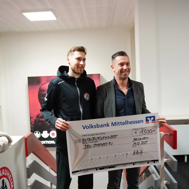 Mega, beeindruckend, großer Applaus - @DeinSportherz mit dabei!

Es ist 19:45 Uhr am Donnerstagabend letzte Woche! Das ist die Zeit des @ecbadnauheim. Und ein wunderbarer Moment für eine großartige Nachricht. 

Das nunmehr schon elfte Weihnachtssingen, initiiert von dem Charity-Verein „Rote Engel“, brachte die Rekordsumme von 25.000 Euro an Spenden.

Zwölf gemeinnützige Institutionen aus der Region bekamen im VIP-Raum des Eisstadions die freudige Kunde übermittelt und alle durfte einen Scheck mit nach Hause nehmen. Mit dabei war politische Prominenz und ein Profi des EC Bad Nauheim, der ein Zeichen setzte.
 
Die Spendensumme von 25000 Euro geht an folgende Institutionen:
 
Elternverein für leukämie- und krebskranke Kinder, Gießen e.V.
Teilhabe Wetterau gGmbH (ehemals Behindertenhilfe Wetterau) 
Bürgerstiftung „Ein Herz für Bad Nauheim“ 
Bürgerinitiative „Altenselbsthilfe Bad Nauheim e.V.“ 
Brustkrebs Deutschland e.V. 
Förderverein Hochwaldkrankenhaus e.V. 
Lichtblick – Verein für Jugend & Sozialhilfe Wetterau 
Frauen helfen Frauen Wetterau e.V. 
DeinSportherz e.V. 
Hospizdienst Wetterau 
Förderverein Inklusion e. V. 
Kinderschutzbund OV Friedberg/Bad Nauheim 
 
DeinSportherz e.V. bedankt sich bei den Roten Engeln des EC Bad Nauheim und ermöglichen mit diesem Betrag sozial benachteiligten Kindern den Zugang zum Sport. Vielen Dank!