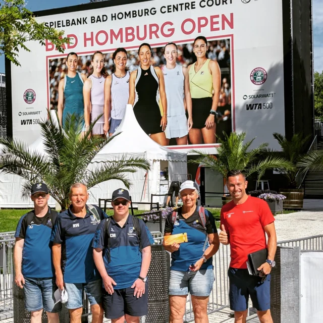 DeinSportherz e.V. hat kürzlich wieder ein Lächeln auf viele Gesichter gezaubert: Die Teilnehmerinnen und Teilnehmer des letztjährigen Special Olympics Tennisturniers durften voller Freude ihre Gewinne entgegennehmen und live bei den @badhomburgopen 2025 Spitzentennis erleben! 🎾✨

Die Eintrittskarten wurden vom Gründer und Initiator von DeinSportherz, persönlich an den TC Laubach überreicht. Für alle Beteiligten bedeutete der gemeinsame Tennis-Sommertag eine besondere Erfahrung und zeigte erneut, wie Sport verbindet und Herzen öffnet.

Dank Eurer Unterstützung kann DeinSportherz immer wieder neue Chancen schaffen, Begegnungen ermöglichen und Jugendarbeit sowie Inklusion im Sport voranbringen. Der Kontakt bleibt herzlich und lebendig – das Fundament für weitere tolle gemeinsame Projekte.

Wir sagen DANKE und freuen uns schon jetzt auf das nächste Tenniserlebnis 💪

#DeinSportherz #SpecialOlympics #Tennisliebe #GemeinsamStark #Chancengleichheit #Inklusion #BadHomburgOpen #Herzenssache