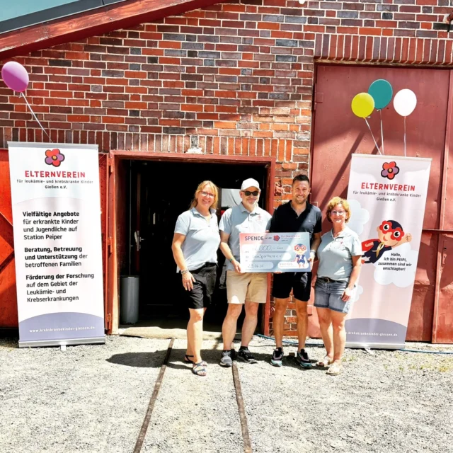 Es sind die Herzensmomente, die alles verändern! 💛 Beim Sommerfest des Elternvereins für @krebskrankekinder_giessen durfte Marco von DeinSportherz e.V. dem Vorstand mit einer Spende von 2.000 € überraschen. Die Freude und Dankbarkeit waren riesig! 🌞✨

Solche Begegnungen zeigen, wie wertvoll echte Partnerschaften und gemeinsames Engagement sind. Zusammen können wir Hoffnung schenken, Familien stärken und Kinderaugen zum Leuchten bringen.

Danke an alle, die diese wundervolle Gemeinschaft möglich machen! Gemeinsam sind wir #unaufhaltsam.

#deinsportherz #elternverein #spendenaktion #miteinander #gemeinsamstark #kinderhelfen #herzensangelegenheit #hoffnungschaffen