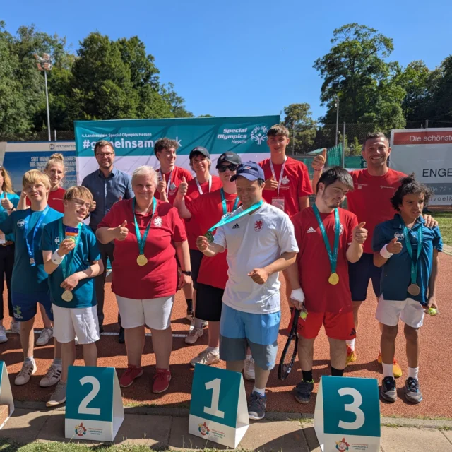 Was für ein unvergessliches Erlebnis bei den Special Olympics Landesspielen 2025 in Hanau! 🎾💙 

Als DeinSportherz e.V. sind wir stolz und dankbar, Teil dieses einzigartigen Fests gewesen zu sein – gemeinsam mit so vielen bewegenden Athlet*innen von der #Lebenshilfe und weiteren starken Partnern. 

Besonders gratulieren wir Mathieu von der @Lebenshilfe Frankfurt zur wohlverdienten Bronze-Medaille im Tennis und allen Athlet*innen aus Hanau, Dieburg, Gießen, Westerwald, Werra Fulda, Main-Taunus und vielen mehr zu ihren beeindruckenden Erfolgen und ihrem großartigen Einsatz!

Die 4. Landesspiele waren ein echtes Fest der Begegnung, der Inklusion und des Sports: Über 1.000 motivierte Teilnehmer*innen, unzählige begeisterte Volunteers und eine mitreißende Atmosphäre voller Emotionen, Fairness und Teamgeist. Wir danken allen Sportler*innen, Helfer*innen, der Stadt Hanau und unseren Partnern für die fantastische Unterstützung und Zusammenarbeit.

Solche Momente zeigen, wie viel Freude, Zusammenhalt und Mut im gemeinsamen Sport stecken – und wie wichtig echte #Teilhabe ist. Das war gelebte Inklusion auf und neben dem Platz!

Wir freuen uns schon auf die nächsten bewegenden Erlebnisse mit euch allen! 

#SpecialOlympics #Inklusion #DeinSportherz #WirBewegenMenschen #GemeinsamStark #Lebenshilfe #Landesspiele #SportVerbindet