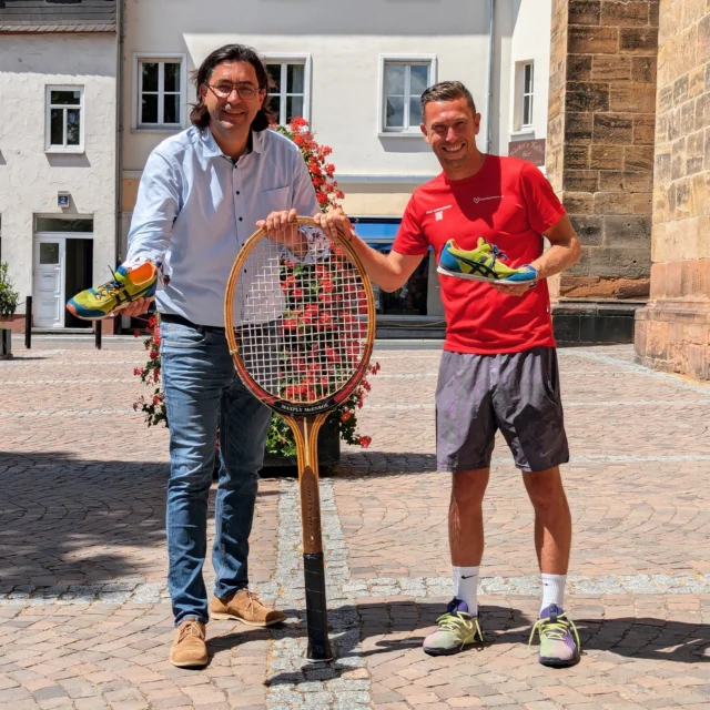 Was für ein Tag voller Emotionen und Zusammenhalt bei #FriedbergLäuft! 💪✨

Gemeinsam haben wir mit vielen tollen Menschen, Vereinen und Unternehmen die Innenstadt in Bewegung und Stimmung versetzt – und dabei Spenden für unsere Herzensprojekte „Bildung trifft Sport“ und „Bewegung für die Altstadt“ gesammelt. Danke an Bürgermeister Kjetil Dahlhaus und unseren DeinenSportherz-Gründer Marco Kaestle für den Startschuss zum Charity-Lauf! 🏁

Mit jeder gelaufenen Runde haben wir nicht nur Teamgeist gezeigt, sondern auch ein Zeichen für Bildung, Bewegung und eine lebendige Altstadt gesetzt. Ihr seid großartig!

Riesiges Dankeschön an alle Läufer*innen, Supporter und die Stadt Friedberg – vor allem an Bürgermeister Kjetil Dahlhaus und die TG Friedberg für die Unterstützung und die Anlage.

Gemeinsam können wir so viel bewegen, wenn eine Stadt Herz zeigt! ❤️

#DeinSportherz #GemeinsamStark #SozialeProjekte #Teilhabe #SportVerbindet