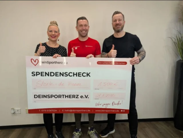 Wenn dein Friseur zum Unterstützer wird Eine unglaubliche Summe spendet Sterle – Die Friseure – und unterstützt damit unser neues Herzensprojekt „Starke Kinder“. Dank dieser großartigen Spende können wir Kindern mehr Körpergefühl, Selbstvertrauen und innere Stärke vermitteln. Genau diese Fähigkeiten sind wichtige Lebensbausteine, die sie ein Leben lang begleiten. Jeden Dienstag finden unsere Eltern-Kind-Kurse in der Sportwelt Rosbach statt. Dort schaffen wir einen geschützten Raum, in dem Kinder gemeinsam mit ihren Eltern wachsen, sich ausprobieren und über Bewegung ihr Selbstbewusstsein stärken können. Wir sind unendlich dankbar für diese wertvolle Unterstützung – denn gemeinsam können wir Kinder stark fürs Leben machen. 💛 #deinsportherz #sterlediefreuseure #sportweltrosbach #starkekinder #sozialesprojekt