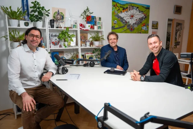 DeinSportherz e.V. zu Gast im Podcast von Friedbergs Bürgermeister Kjetil Dahlhaus 🔊 Bereits zum zweiten Mal durften wir bei Bürgermeister Kjetil Dahlhaus über unsere zurückgelegte Geschichte, unsere tägliche Arbeit und zukünftige Projekte für 2026 berichten. Der Bürgermeister unserer Kreisstadt ist Partner und Sport-Pate der ersten Stunde. Mit seiner Unterstützung und der Hilfe der Stadt konnten wir bereits vielen Kindern den Zugang zum Sport und zu Vereinen ermöglichen. Das Engagement im Ehrenamt liegt ihm – genauso wie uns bei DeinSportherz e.V. – besonders am Herzen. Auch in diesem Jahr werden wir gemeinsam wieder etwas für die Gemeinde und die Friedberger Altstadt unter dem Motto „Friedberg läuft“ auf die Beine stellen. Der Charity-Lauf wird erneut mit dem seit vielen Jahren stattfindenden Kinderfest „Friedberg spielt“ verbunden. Eingeladen sind alle Vereine sowie alle Kinder, die mit Unterstützung von DeinSportherz e.V. beim Rundenlaufen rund um die Friedberger Stadtkirche etwas Gutes tun möchten. Denn wir sind uns alle einig: Sport darf niemals vom sozialen Status abhängig sein. 💙 Jetzt rein hören bei 32:11 https://youtu.be/6XasM9sYm5U #deinsportherz #kjetildahlhaus #podcast #ehrenamt #gemeinsamzumziel