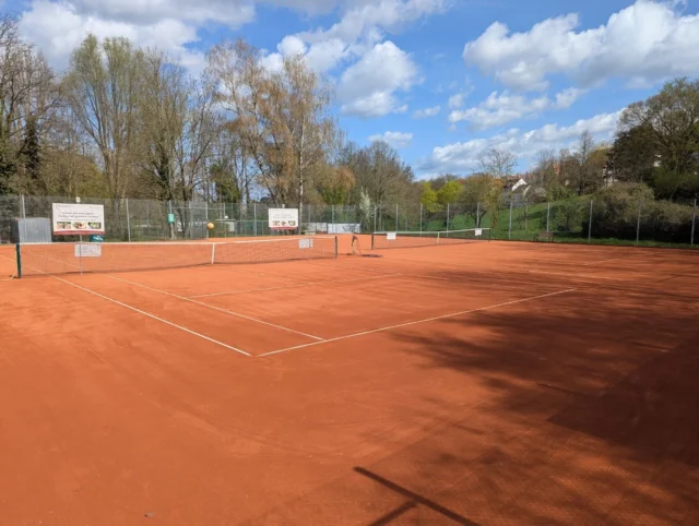 🎾 Unser Ostergeschenk an Euch! 🐣 Ab sofort sind die Plätze von DeinSportherz e.V. auf dem Gelände der TG Friedberg eröffnet! Während andere Vereine noch mitten in den Vorbereitungen für die Sommersaison 2026 stecken, legen wir schon los 💪 Das Besondere: Bei uns könnt Ihr ohne Mitgliedschaft und für einen guten Zweck unbegrenzt Tennis spielen. Für nur 5€ im Monat erlebt Ihr echte Tennis-Romantik in einem tollen Ambiente – mitten im Zentrum von Friedberg. Freut Euch außerdem auf: 🍻 Hervorragende Gastronomie bei der zauberhaften Beate im Hüttchen 🌳 Einen gemütlichen Biergarten ✨ Und ein großes Highlight, das noch kommt! Bleibt gespannt und unterstützt mit Eurer Teilnahme unsere tägliche Arbeit mit Kindern bei DeinSportherz e.V. ❤️ https://deinsportherz.de/patenschaft/ #deinsportherz #kinderundsportkennenkeinenstatus #sportpatenschaft #nur5€immonat