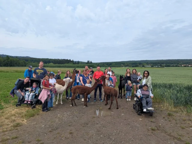 Gemeinsame Momente in der Natur - Alpakawanderung Im Rahmen des nächsten Family Days ermöglichte DeinSportherz e.V. den Familien des Elternverein für Leukämie- und krebskranke Kinder Gießen e.V. eine gemeinsame Alpaka-Wanderung durch die wunderschöne Natur rund um Butzbach. Zu Beginn wurden den Familien die Besonderheiten und Eigenschaften der Tiere nähergebracht. Anschließend erhielt jede Familie ihr eigenes Alpaka als Begleiter für die Wanderung. Für einige Stunden konnten alle den Alltag hinter sich lassen, die Natur genießen und gemeinsam wertvolle Momente der Normalität erleben. Die Begeisterung über dieses besondere Erlebnis war so groß, dass bereits im Anschluss der Wunsch nach einer Wiederholung im kommenden Jahr geäußert und direkt reserviert wurde. Wir freuen uns schon auf den nächsten Family Day am 15.08. und bedanken uns herzlich bei allen Beteiligten, die diesen schönen Tag möglich gemacht haben. #deinsportherz #elternvereingießen #familyday #alpakawanderung #gemeinsamemomente